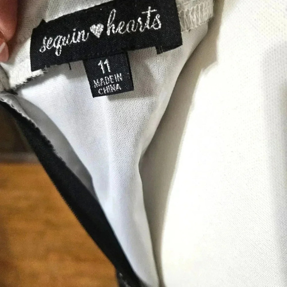 Sequins heart black lace and silver gown - Picture 6 of 8